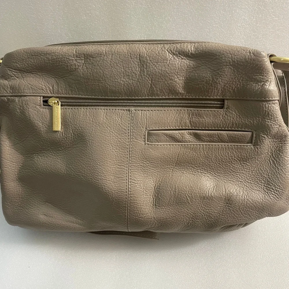 Stone Mountain USA Montauk Boat Bottom Hobo Bag Taupe Leather 9AF1298-1 NWT
